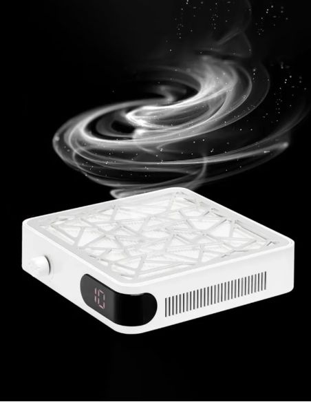 Aspiratore unghie in azione con aspirazione efficace delle polveri